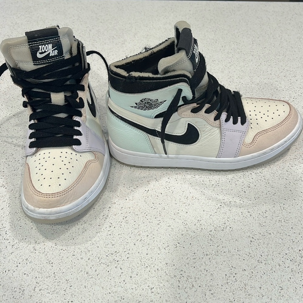 Jordan 1 Easter worn less than 5 times . As good as New for half the price.